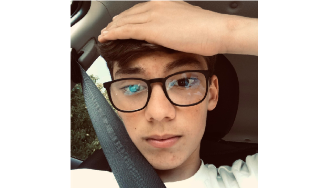 Un băiat de 15 ani a furat arma bunicului său și a împușcat mortal un coleg de clasă. Tânărul se prefăcuse că este bolnav