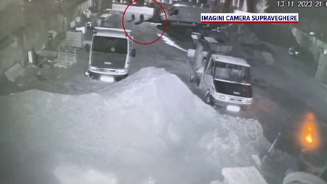 Panică într-un sat din Gorj. O ursoaică și puiul ei intră în casele oamenilor și le fură dulceața din frigider