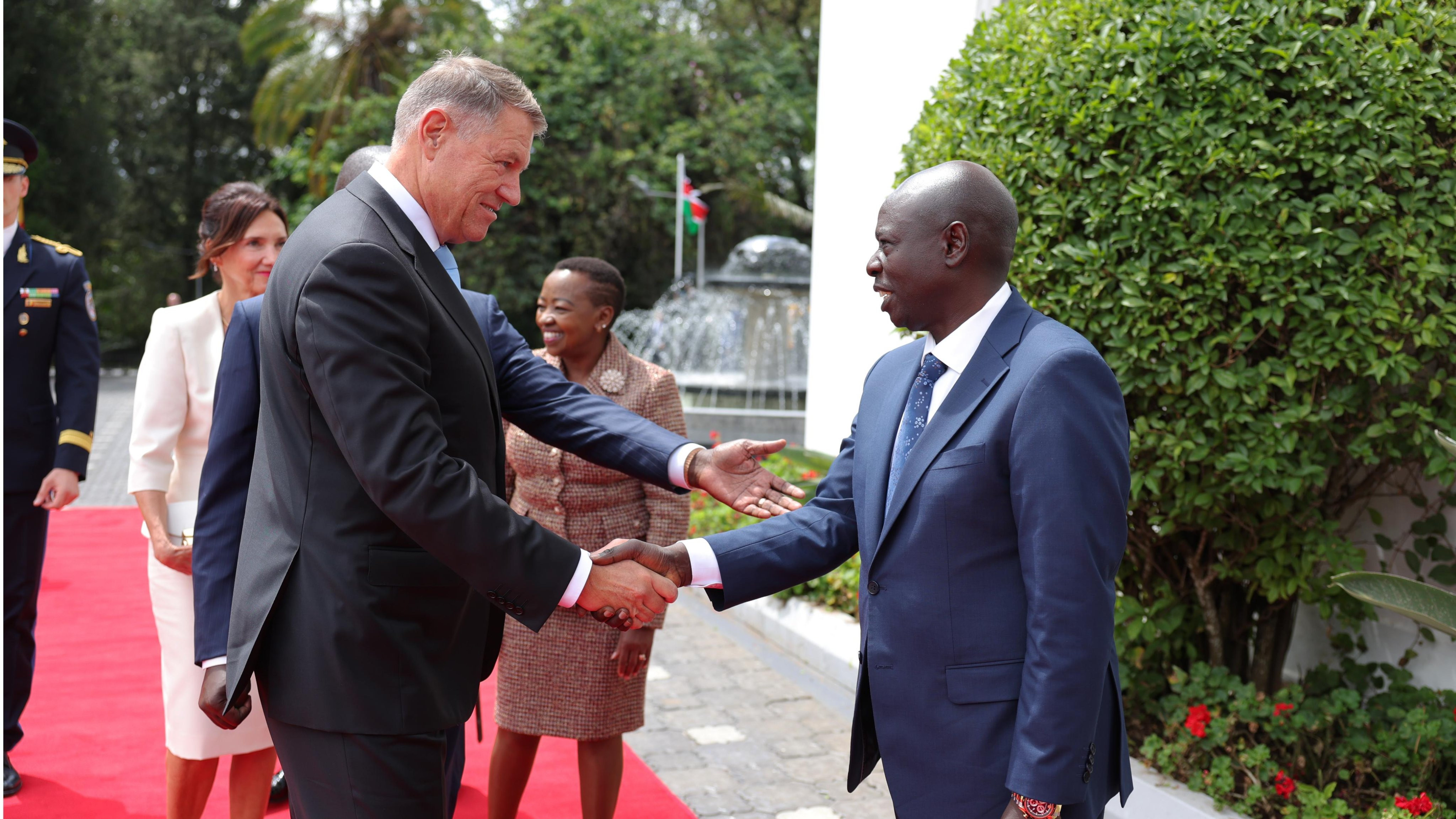 Reacția lui Klaus Iohannis când președintele Kenyei i-a spus că a „venit cu ploaie”. VIDEO