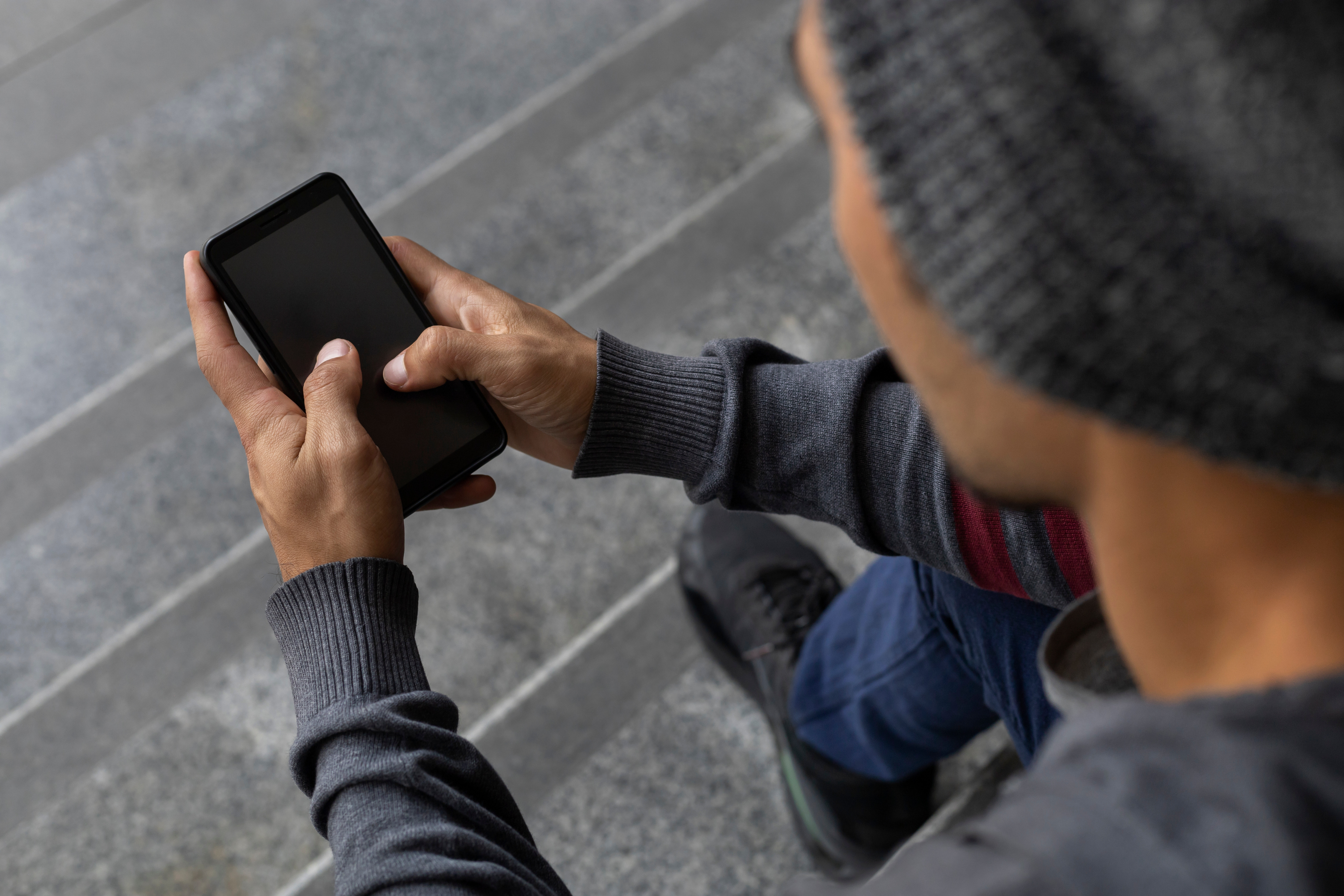 Ce a pățit un student după ce a locuit timp de jumătate de an sub scările unui mall ca să nu plătească chirie