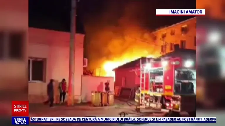 Un bloc din Arad a fost evacuat după ce faţada acestuia s-a aprins de la o anexă cuprinsă de flăcări