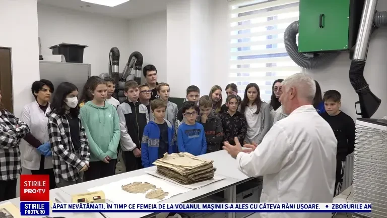 Manuscrise și cârți vechi, salvate de la distrugere, la Alba Iulia. Prețul pentru un singur exemplar poate depăși 2.500 de €