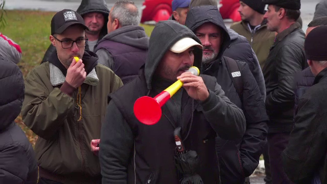 Protest al angajaților din industria de apărare din Brașov. Oamenii sunt nemulțumiți de prevederile "ordonanței austerității"