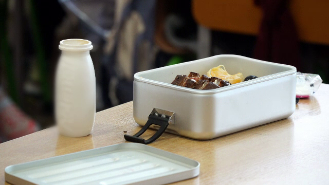 Ce mănâncă elevii români la școală. Alimentele care ar trebui evitate