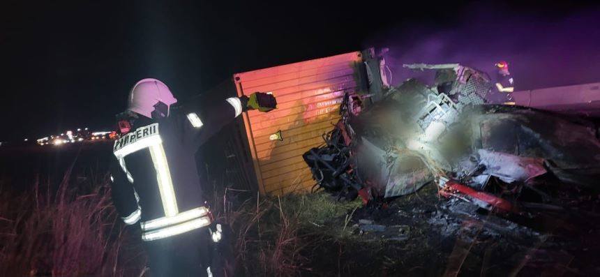 Șofer de TIR, carbonizat într-un grav accident, în județul Giurgiu. Cabina autocamionului a luat foc