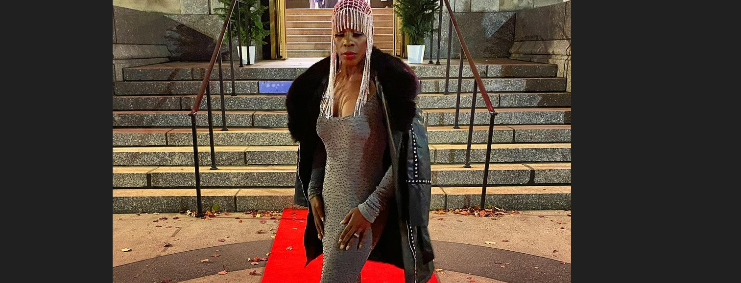 Un model a defilat ca pe catwalk la un priveghi. Cum au reacționat persoanele prezente. VIDEO