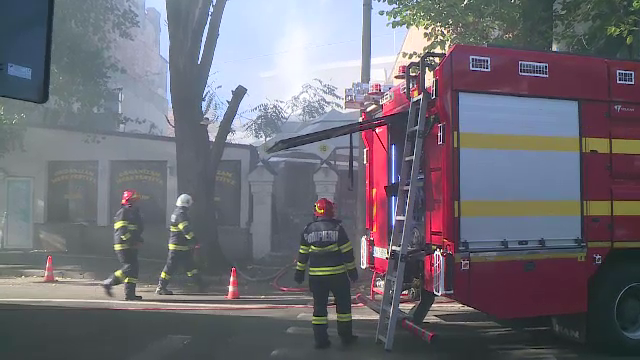 Cunoscut restaurant din Capitală, cuprins de flăcări. De la ce ar fi pornit incendiul