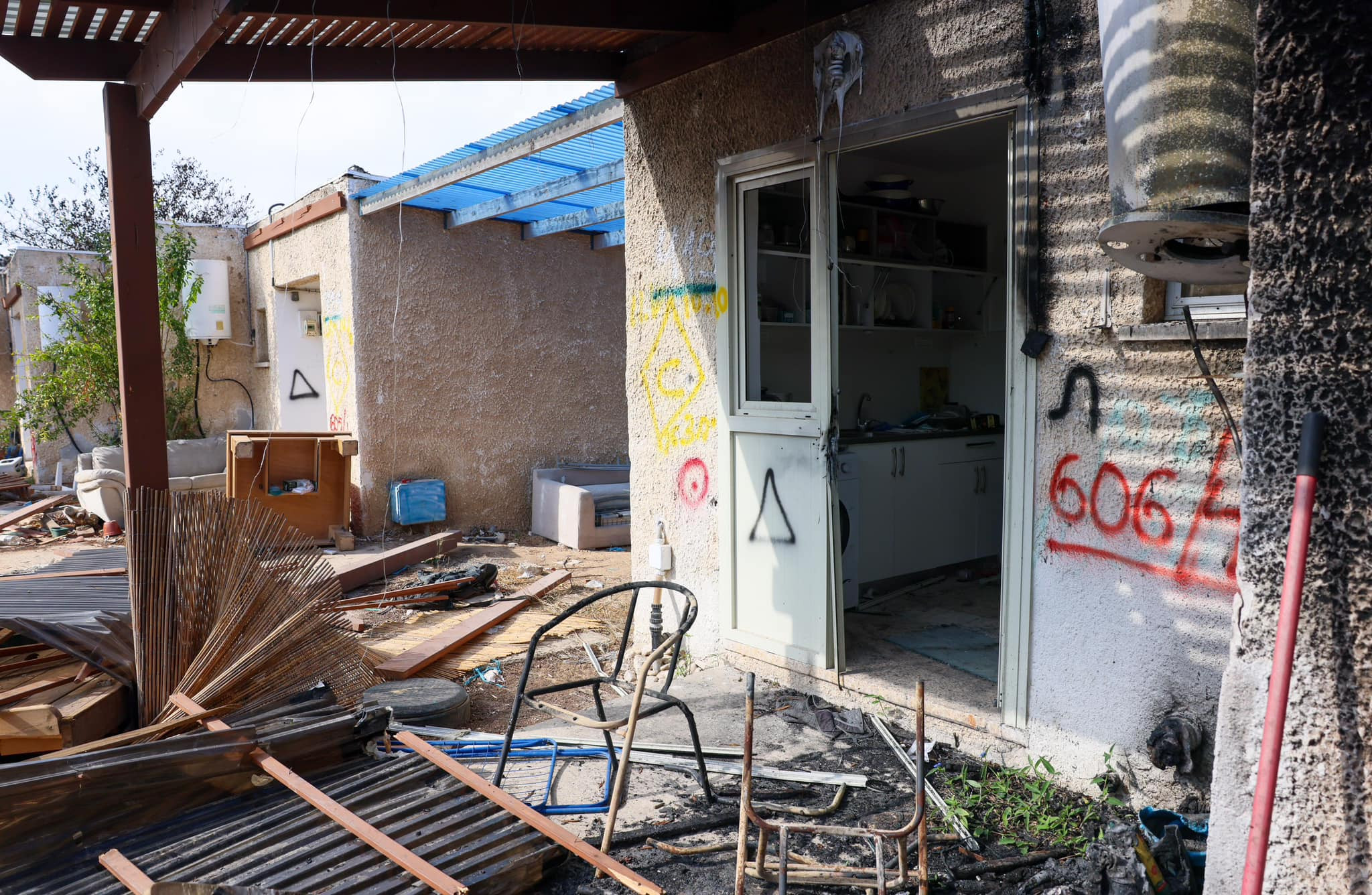 Delegaţie a Camerei Deputaţilor, în kibuțul Kfar Aza: O comunitate transformată în doar câteva ore într-un imens cimitir FOTO