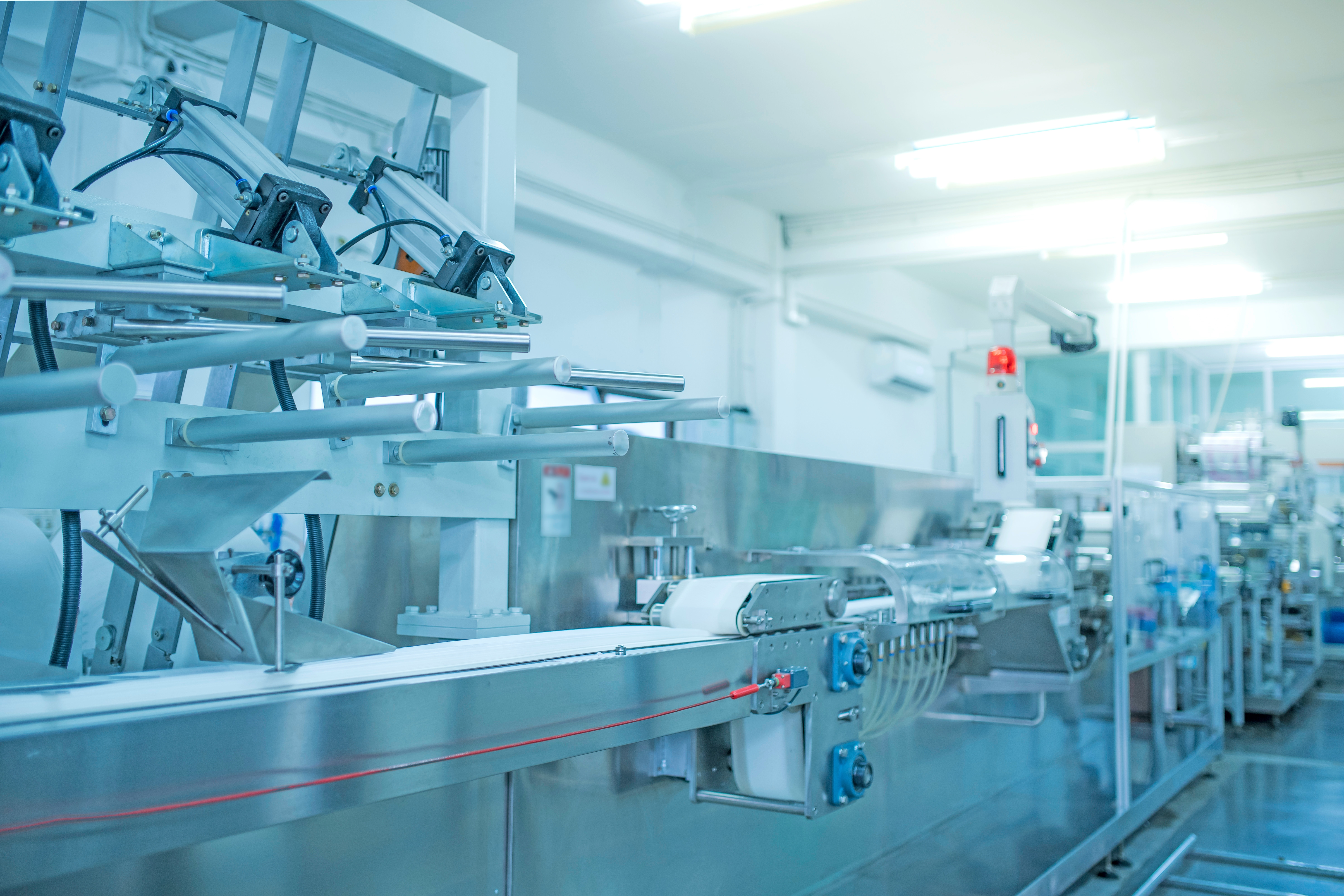 Tânără de 26 de ani, strivită de un utilaj pentru ambalat mărfuri. Un coleg a apăsat din greșeală un buton