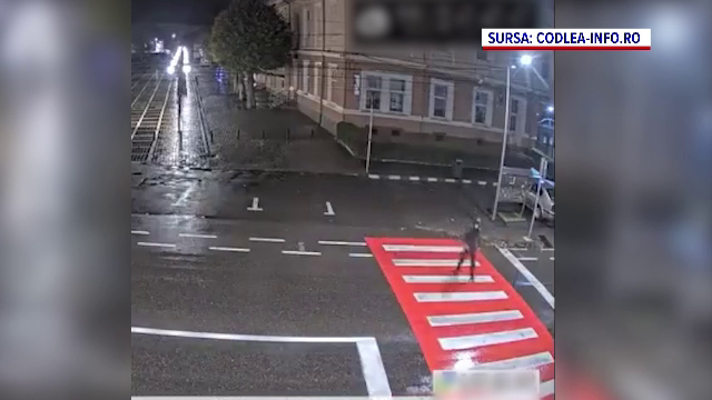 În ce stare se află bărbatul lovit de mașină în fața sediului Poliției din Brașov. A stat 20 minute pe asfalt, inconștient