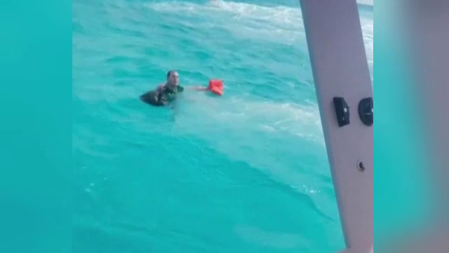 Un catamaran s-a răsturnat cu 100 de oameni la bord. O femeie a murit. Cauzele incidentului, încă neelucidate
