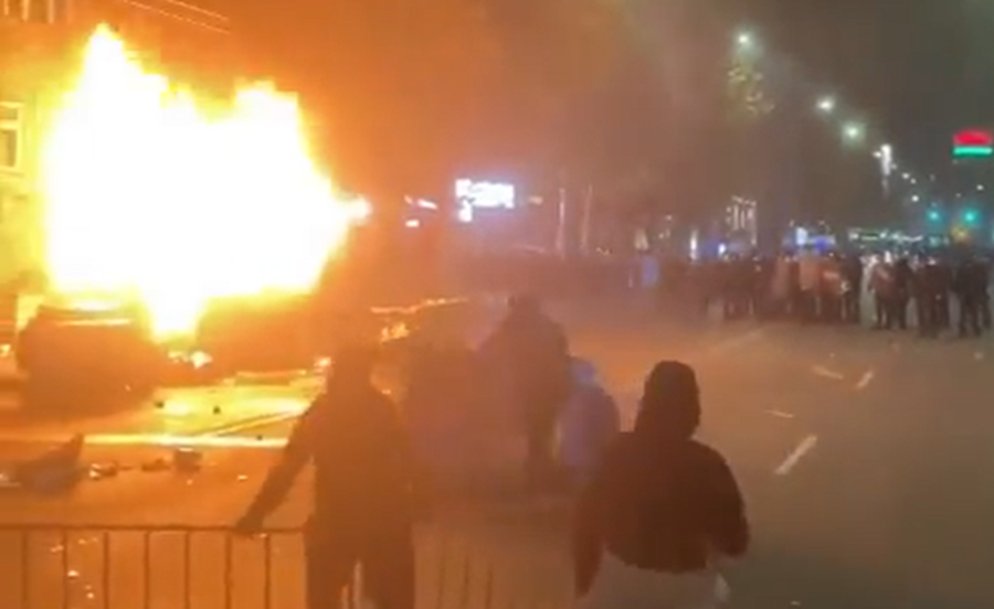 Haos la Sofia, în timpul meciului Bulgaria - Ungaria. Fanii s-au bătut cu forțele de ordine și au incendiat mașini | VIDEO