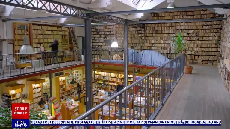 Cărți vechi transformate în rochii de gală: ideea inedită a unei creatoare de modă franceze