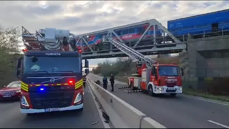 O maşină a fost lovită de tren pe podul care traversează DN2. Șoferul a rămas încarcerat | FOTO