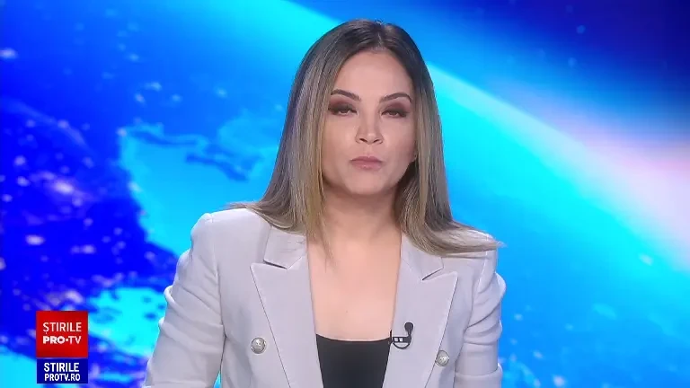 O maşină a fost lovită de tren pe podul care traversează DN2. Șoferul a rămas încarcerat | FOTO