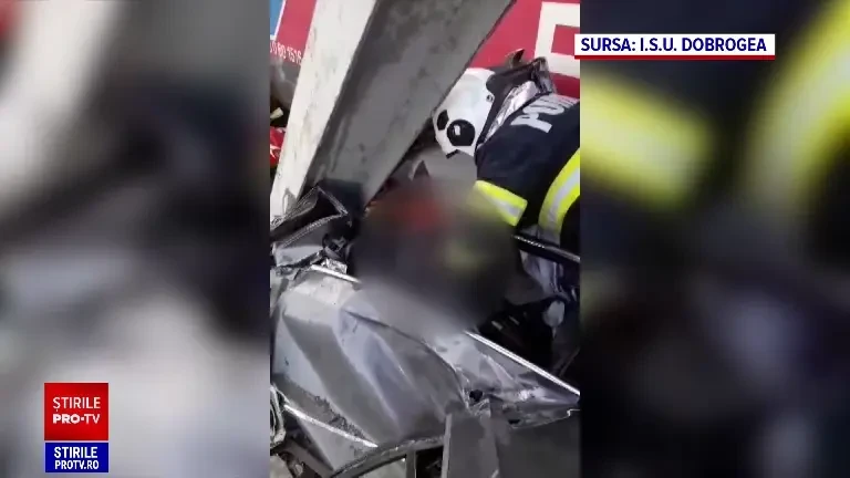 Militarul lovit de tren a scăpat cu viață, ca prin minune. Se înțepenise cu mașina pe calea ferată