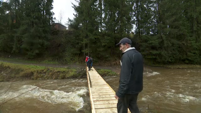 Șapte familii din Apuseni, prizoniere într-un sat din cauza birocrației. Podul care îi lega de restul lumii a fost distrus