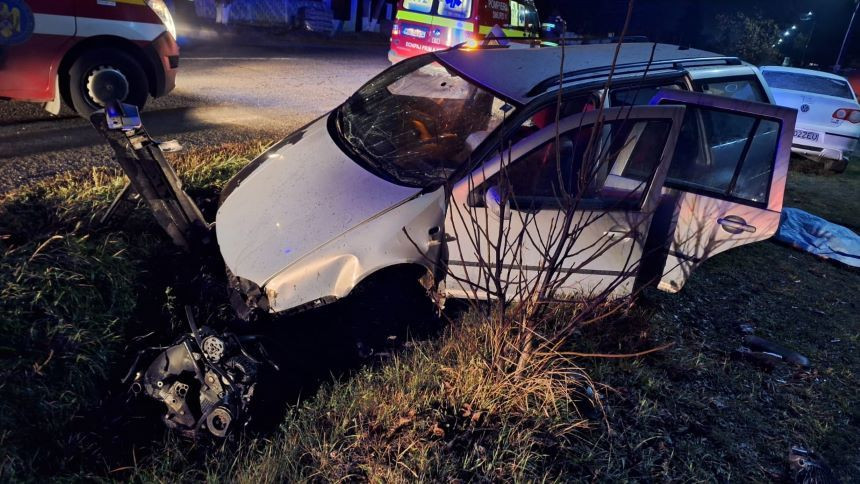 O tânără a murit, iar copiii ei au fost răniţi după ce soţul a adormit a volan şi maşina s-a izbit de un podeţ, în Neamţ