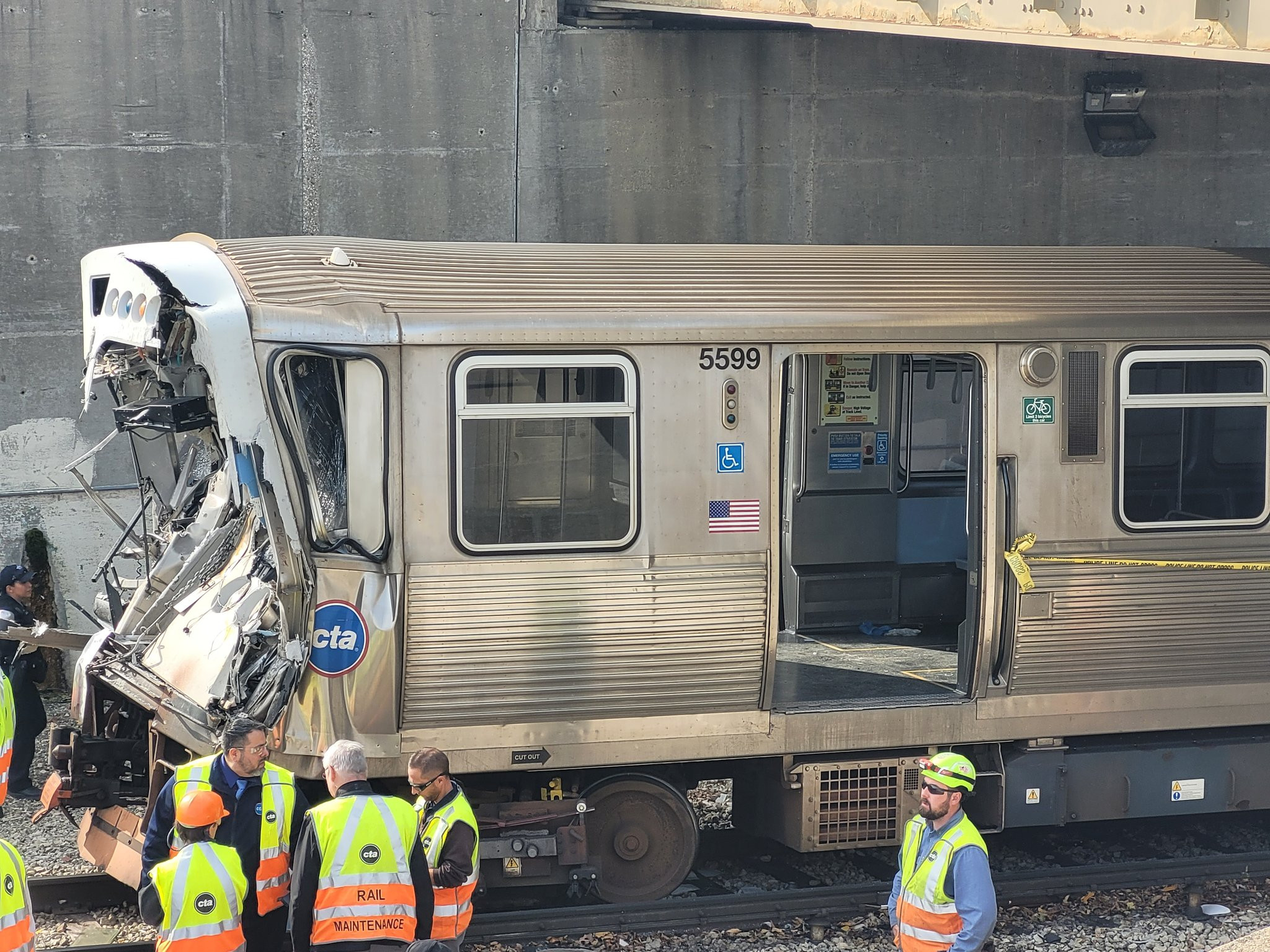 Zeci de răniți într-un accident terifiant. Un tren cu pasageri s-a ciocnit de un utilaj de deszăpezire în Chicago
