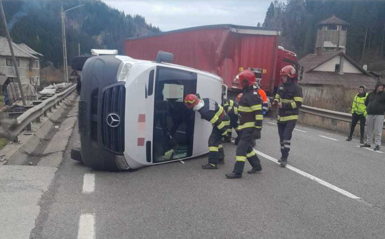Accident între un microbuz şi autocamion, în Suceava. A fost declanşat Planul Roşu de intervenţie