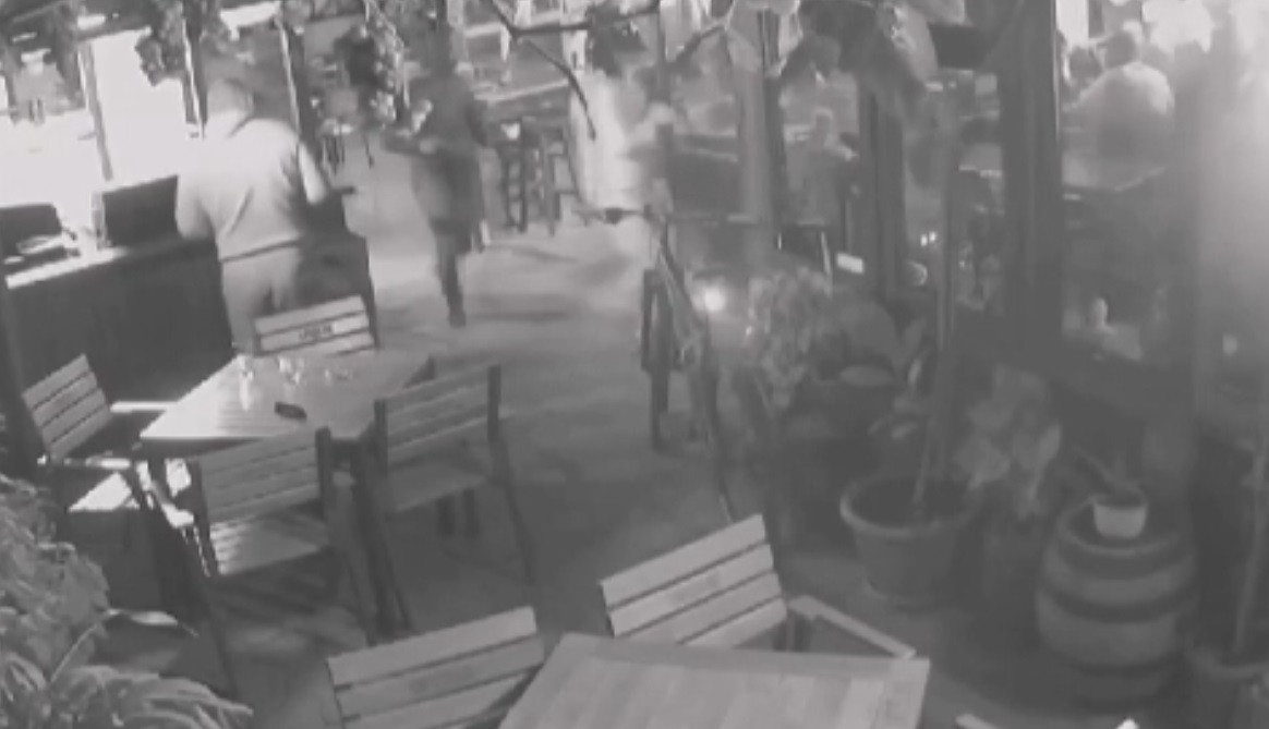 Reglare de conturi la Galați. Bătaia sângeroasă, surprinsă de camerele de supraveghere dintr-un bar