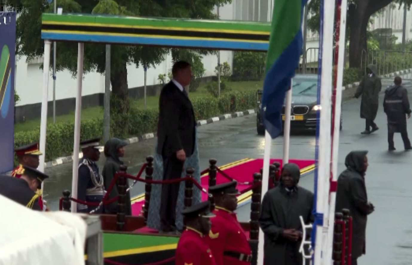 Klaus Iohannis, primit cu salve de tun în Tanzania. Vorbește despre „proiecte comune” de afaceri
