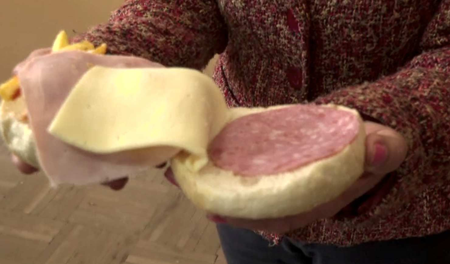 Masa caldă în școală a ajuns un sendviș rece, și acela nu în toate școlile. Nici măcar nu se respectă ingredientele aprobate