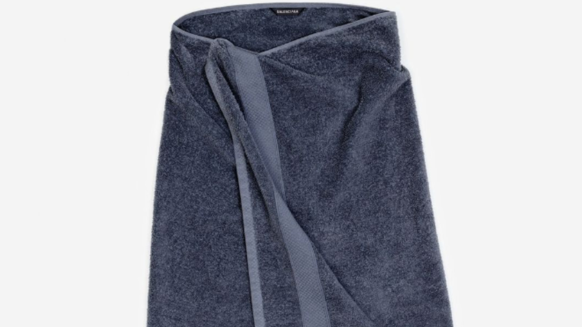 Balenciaga lovește din nou. Fusta prosop, ultimul trend în materie de fashion. Cât costă o asemenea piesă | FOTO