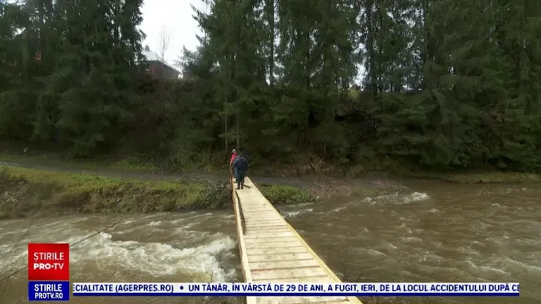 Șapte familii din Apuseni, prizoniere într-un sat din cauza birocrației. Podul care îi lega de restul lumii a fost distrus
