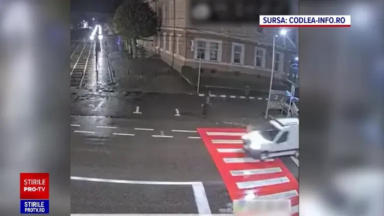 Polițiștii care au intervenit la accidentul din Codlea sunt verificați intern. Rănitul a zăcut 20 de minute într-o baltă