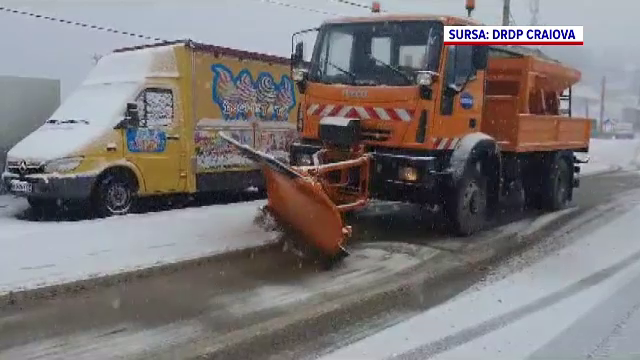 A venit iarna la munte. Drumarii au început deszăpezirea pe Transalpina și pe Voineasa spre Valea Oltului