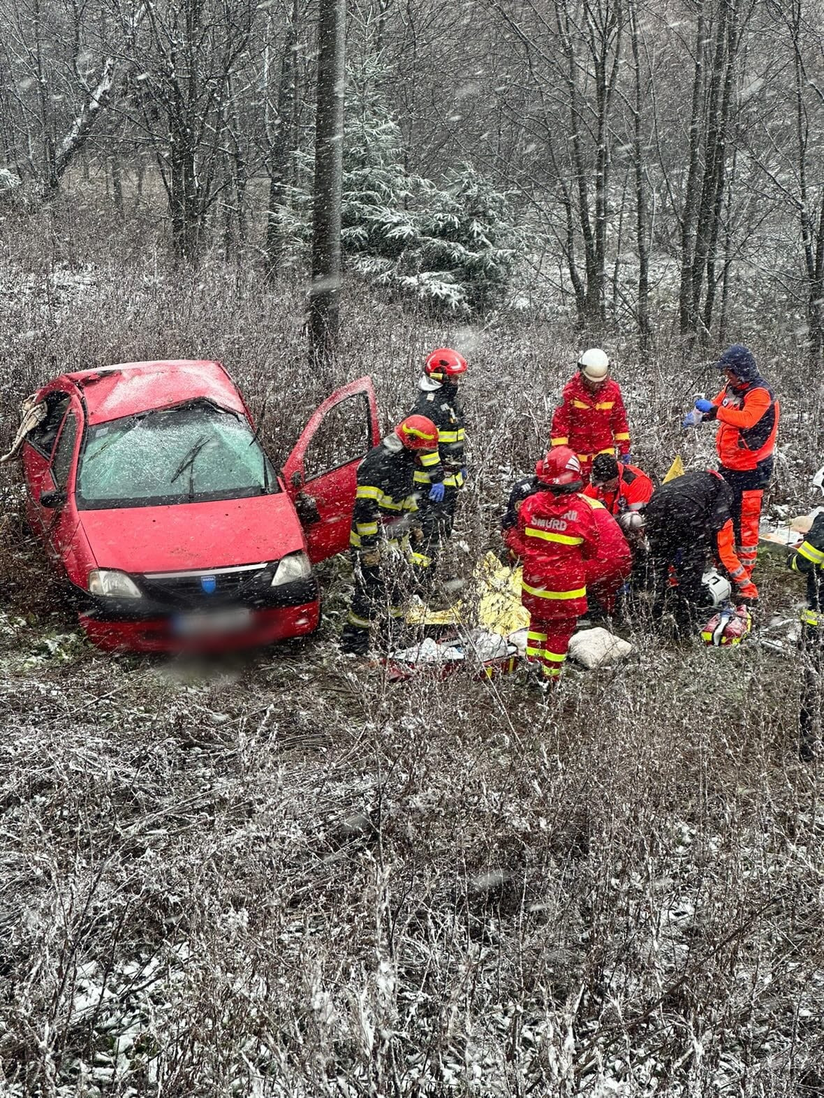 Update: O femeie a murit, iar un copil și un bărbat sunt răniți, după ce mașina în care se aflau s-a răsturnat pe DN 1