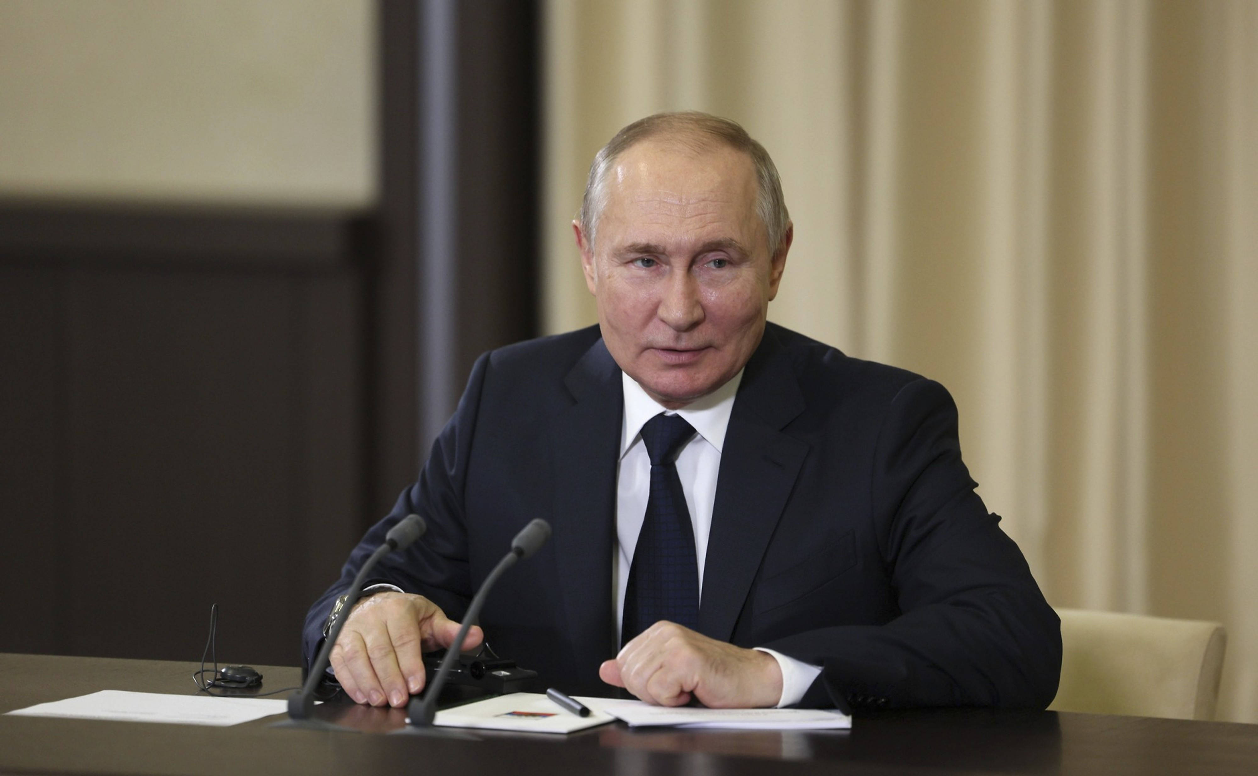 Semnele care arată că Vladimir Putin ar fi murit și a fost înlocuit de o sosie. Analiza unei experte în limbajul corporal