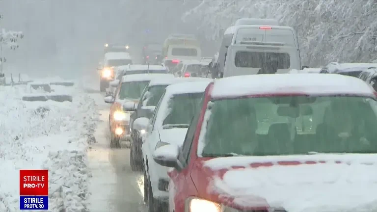 „E jale!”. Așa arată dezastrul, după ce iarna a pus stăpânire pe jumătate din țară. Mașini răsturnate, copaci rupți și nervi