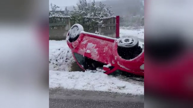 Ninsoarea și viscolul s-au dezlănțuit. Mașini răsturnate, localități rămase fără curent electric, copaci rupți de vânt