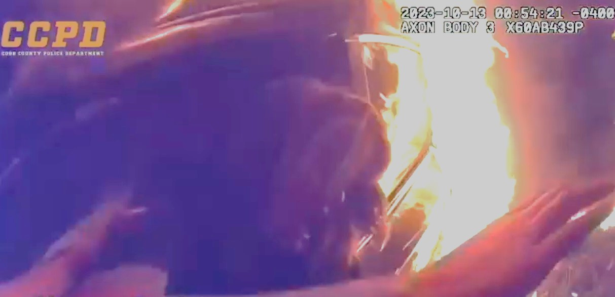 Salvare dramatică în SUA. Un polițist a reușit să scoată în ultima clipă o femeie dintr-o mașină cuprinsă de flăcări