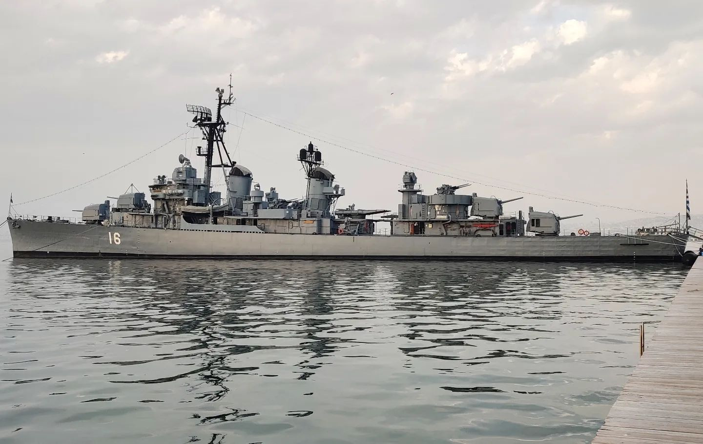 Vântul puternic din Grecia a avariat o navă de război care are o vechime de 80 de ani