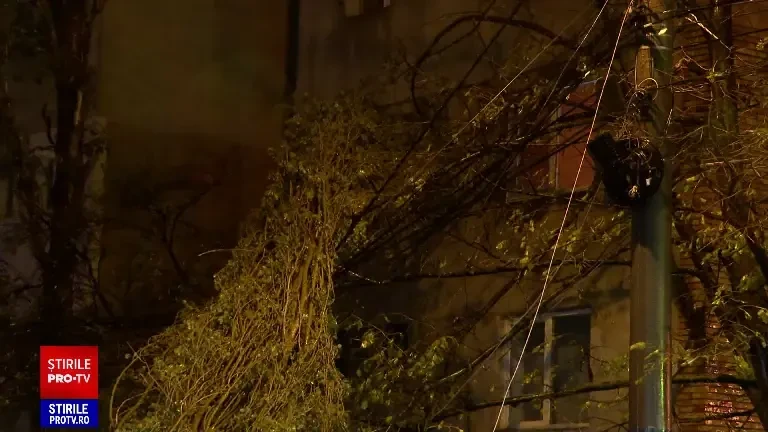 „Nu mai există drum aici”. Vremea rea a făcut prăpăd: acoperișuri prăbușite, mașini avariate și locuri de joacă distruse