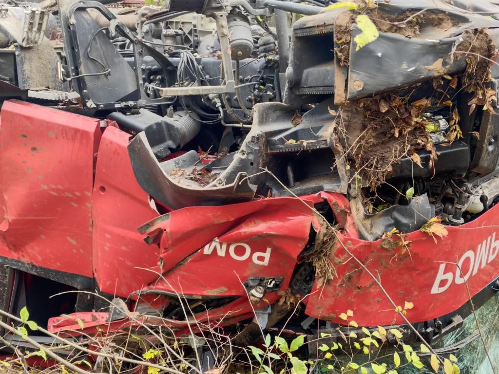 Ce manevră greșită a făcut șoferul autospecialei de pompieri a Armatei care s-a răsturnat în pădure