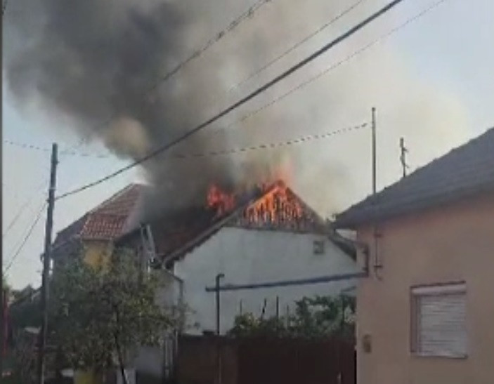 Piromană cu iubit pompier. A incendiat mai multe case pentru că îi plăcea să vadă flăcări. Iubitul ei, chemat să stingă