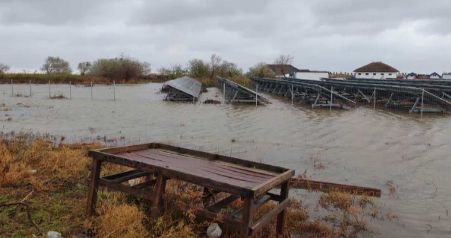 Efectul furtunilor din weekend: vântul a suflat ca turbat, un baraj natural a fost înghițit de ape