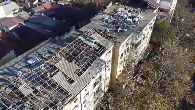 Vânt turbat la Constanța. Sute de copaci prăbușiți peste case și mașini. Crucea unei biserici a fost ruptă