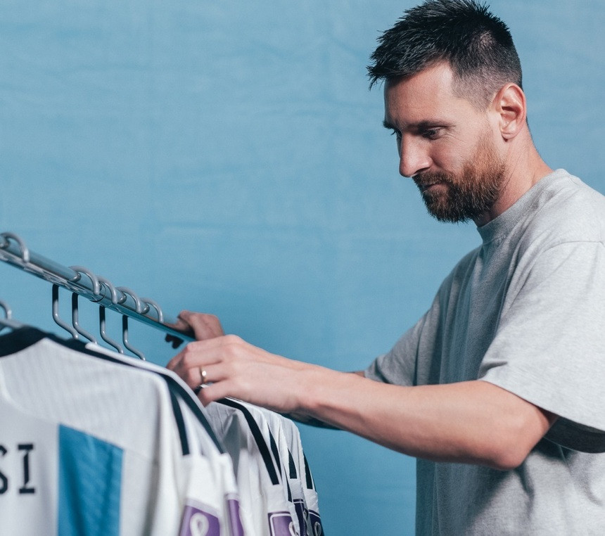 Șase tricouri purtate de Leo Messi la Cupa Mondială din Qatar, scoase la licitaţie. Obiectele evaluate la 10 milioane dolari