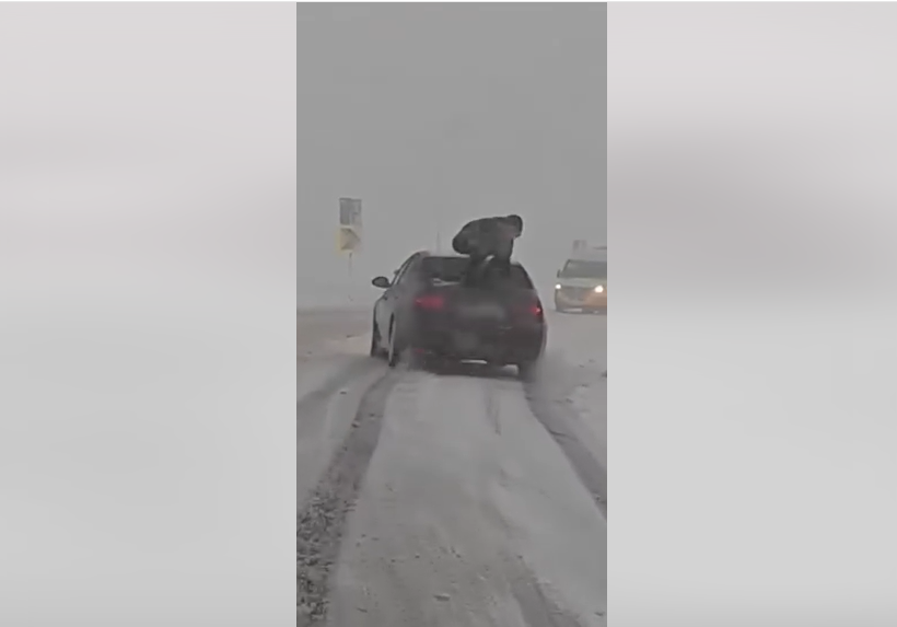 Ce spune MAI despre filmarea virală cu un tânăr urcat pe o mașină care derapează pe zăpadă VIDEO