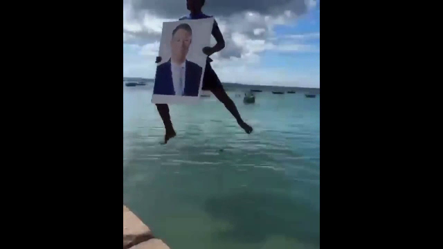 Ritual bizar în Zanzibar. De ce s-au aruncat localnicii în ocean, cu un tablou al lui Klaus Iohannis în mâini