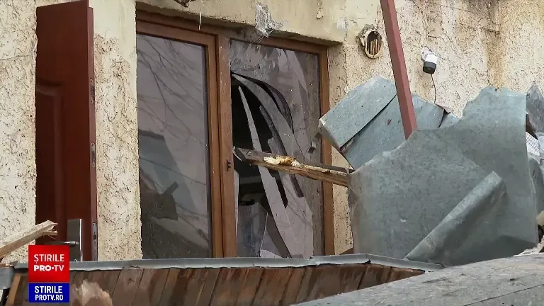 Vânt turbat la Constanța. Sute de copaci prăbușiți peste case și mașini. Crucea unei biserici a fost ruptă