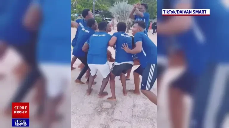 Ritual bizar în Zanzibar. De ce s-au aruncat localnicii în ocean, cu un tablou al lui Klaus Iohannis în mâini