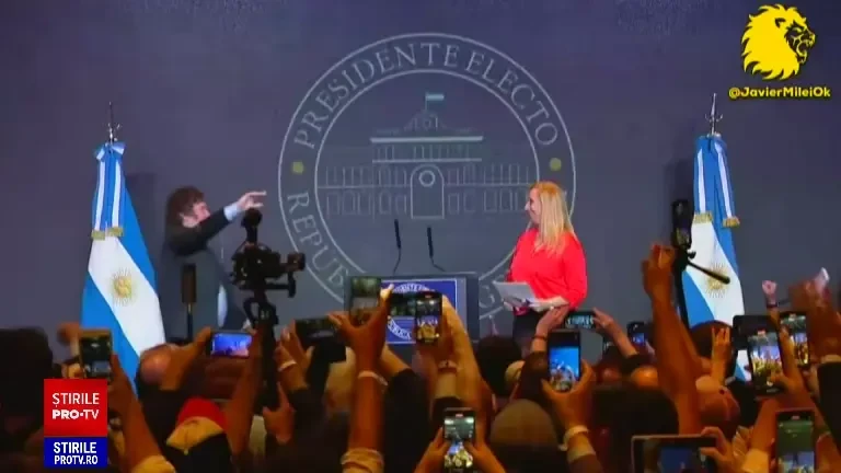 Cine este Javier Milei, noul președinte ales al Argentinei. Și-a clonat câinele mort, care i-a spus să candideze