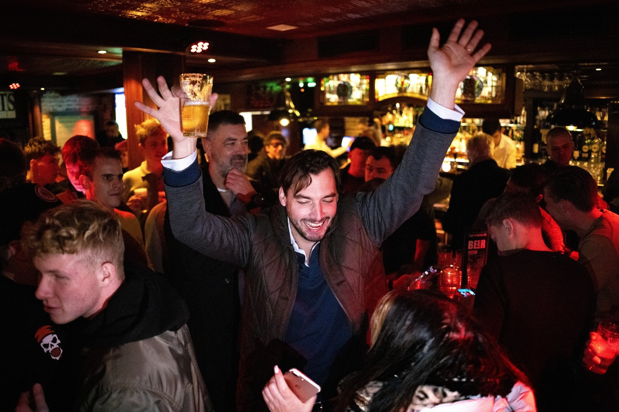 Un politician olandez a ajuns la spital după ce a fost lovit în cap cu o sticlă de bere. VIDEO