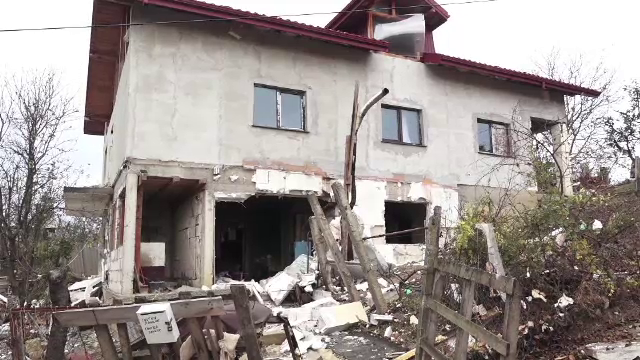 „Ne-a amenințat că ne taie gâtul”. Un bărbat, băut bine, și-a distrus locuința după ce a provocat o explozie